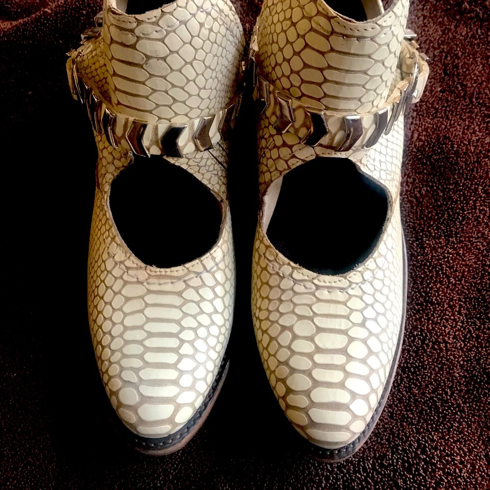 Freebird Blade Booties- BRAND NEW size 9 cream snakeskin